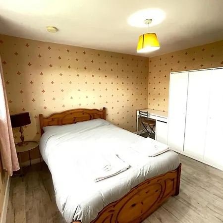 3 Bed Serviced Accommodation With Free Parking & Tram Stop, 10 Minutes From Airport And Center Edinburgh Exterior photo