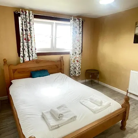 3 Bed Serviced Accommodation With Free Parking & Tram Stop, 10 Minutes From Airport And Center Edinburgh Exterior photo