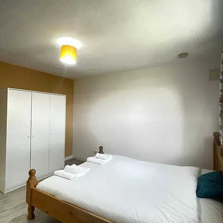3 Bed Serviced Accommodation With Free Parking & Tram Stop, 10 Minutes From Airport And Center Edinburgh Exterior photo