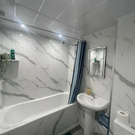 3 Bed Serviced Accommodation With Free Parking & Tram Stop, 10 Minutes From Airport And Center Edinburgh Exterior photo