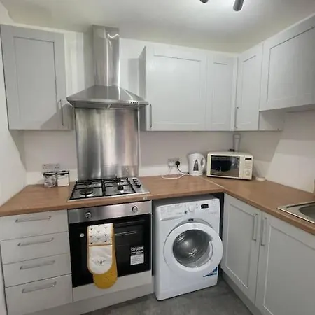 3 Bed Serviced Accommodation With Free Parking & Tram Stop, 10 Minutes From Airport And Center Edinburgh Exterior photo