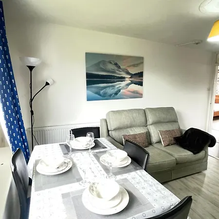 3 Bed Serviced Accommodation With Free Parking & Tram Stop, 10 Minutes From Airport And Center Edinburgh Exterior photo