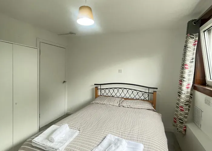 3 Bed Serviced Accommodation With Free Parking & Tram Stop, 10 Minutes From Airport And Center