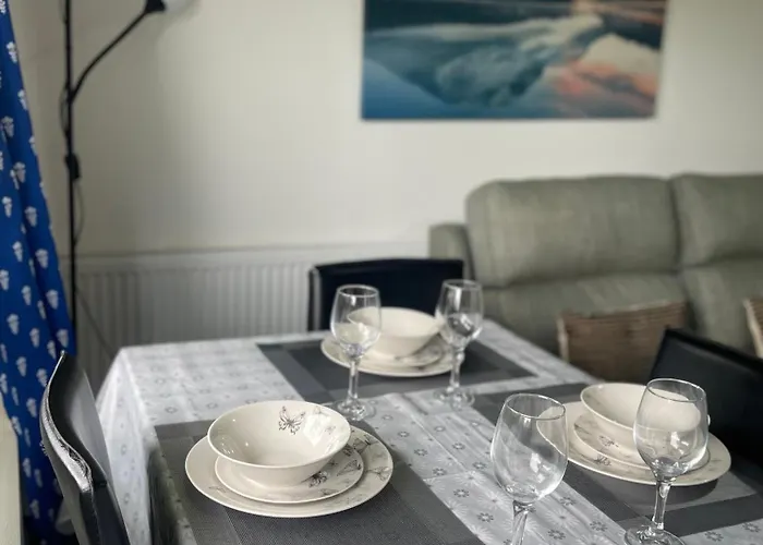 3 Bed Serviced Accommodation With Free Parking & Tram Stop, 10 Minutes From Airport And Center