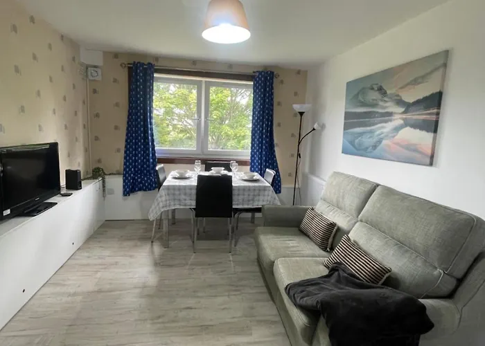 3 Bed Serviced Accommodation With Free Parking & Tram Stop, 10 Minutes From Airport And Center